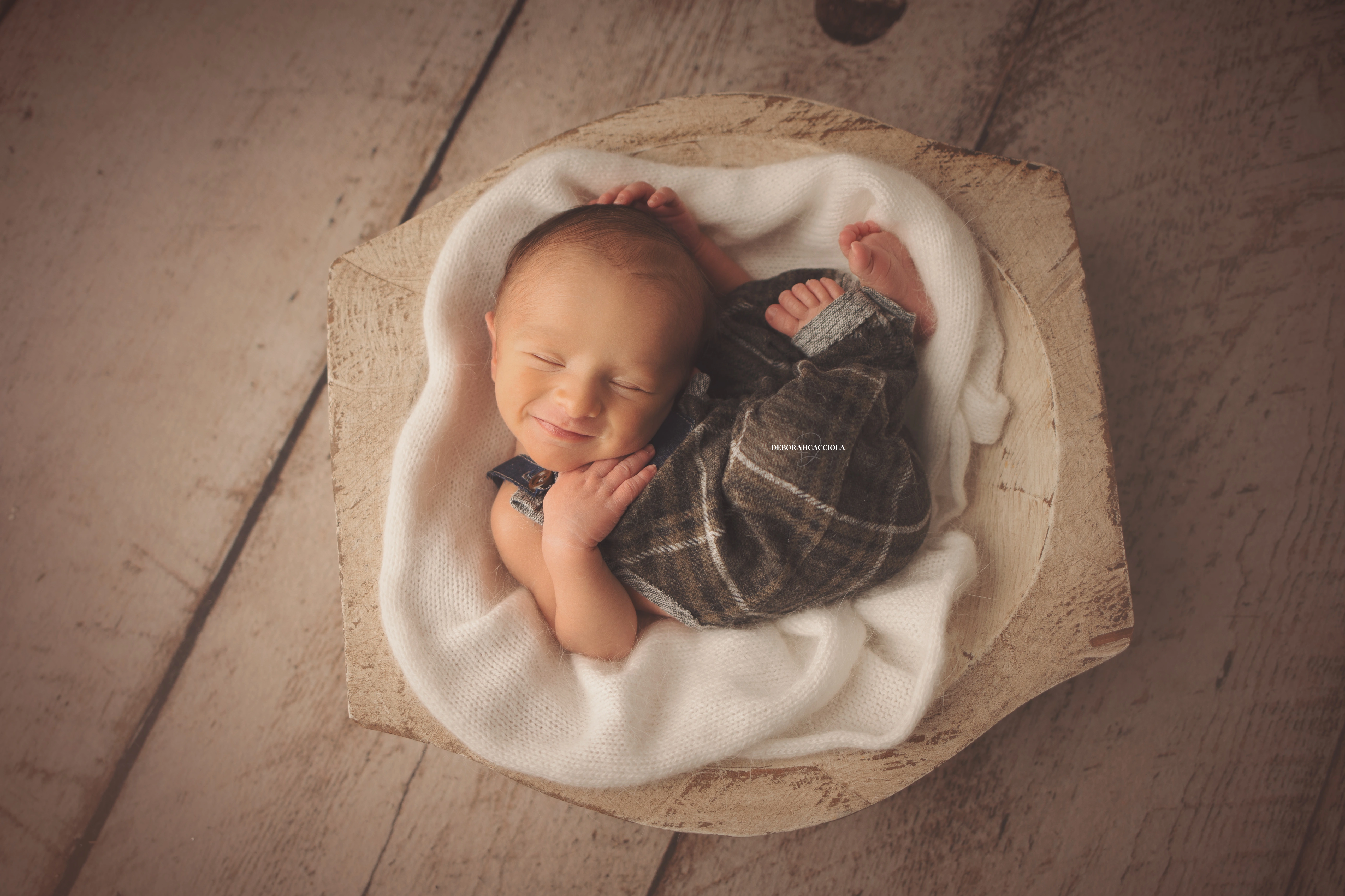 Portrait nouveau-né à Orléans : instant tendre avec bébé, plan large harmonieux, palette claire