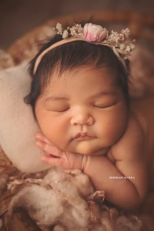 Séance bébé en studio à Orléans : nouveau-né en studio, cadrage vertical doux, palette claire
