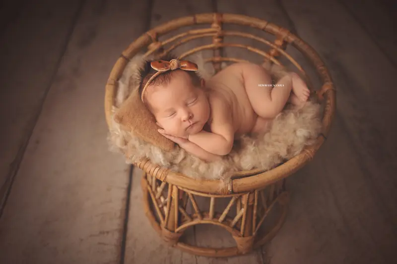Portrait nouveau-né à Orléans : bébé dans ses premiers jours, composition large et naturelle, rendu naturel