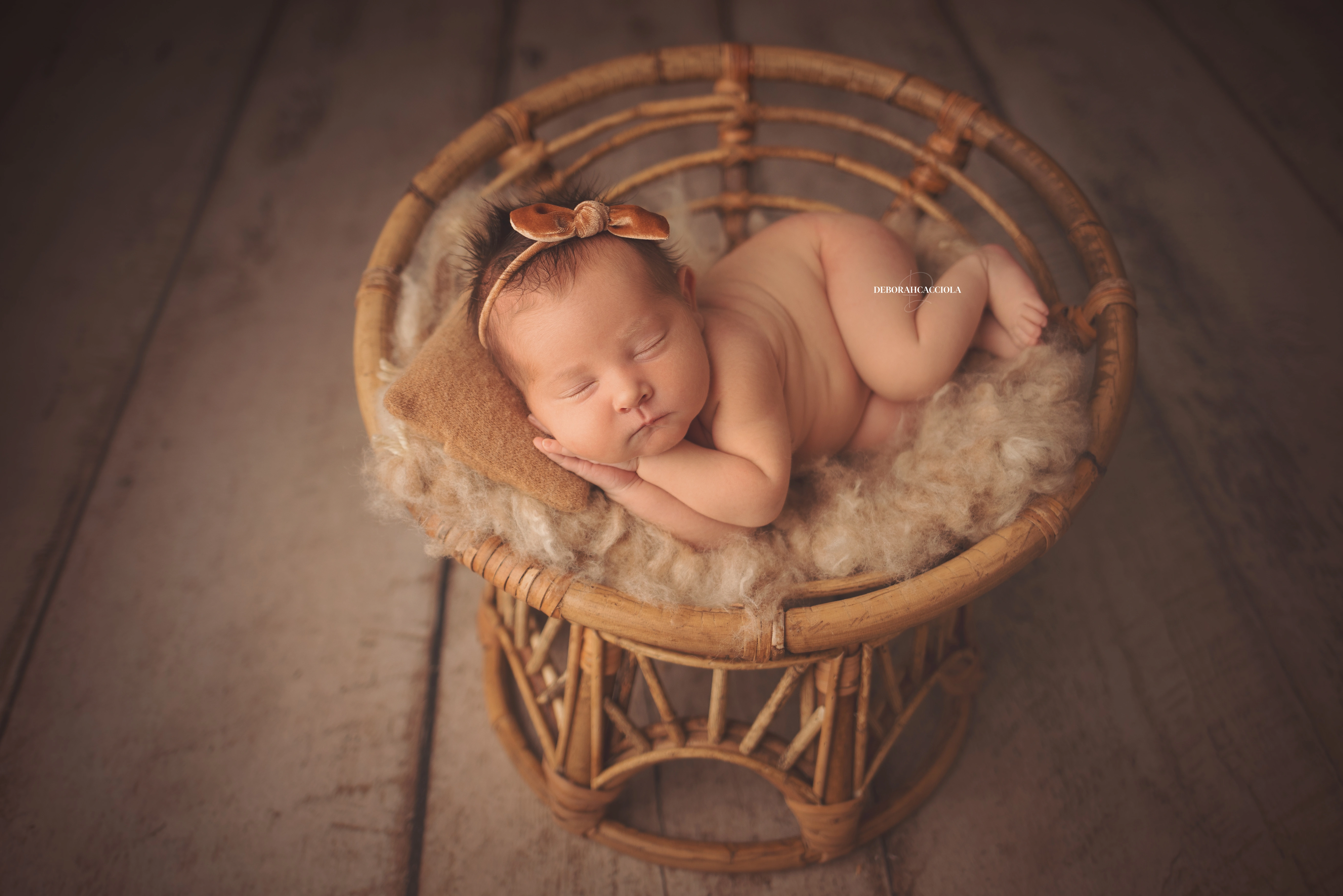 Portrait nouveau-né à Orléans : bébé dans ses premiers jours, composition large et naturelle, rendu naturel