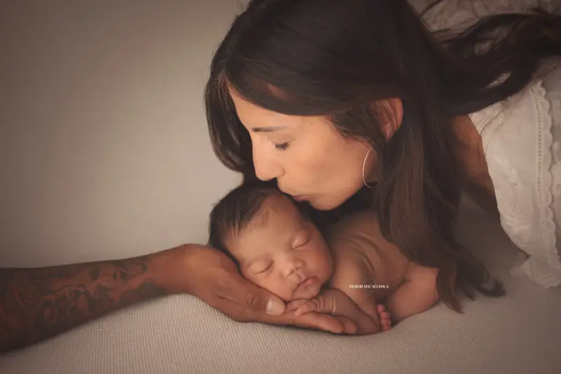 Séance bébé en studio à Orléans : nouveau-né en studio, scène panoramique douce, rendu naturel