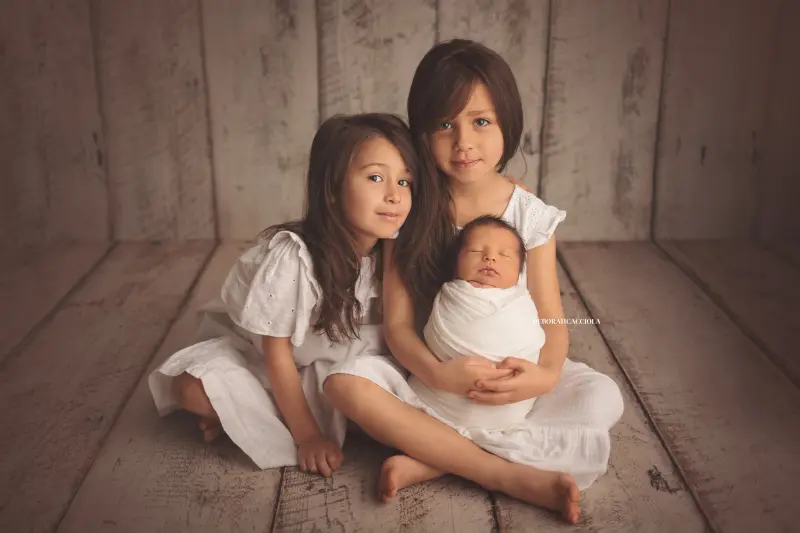 Séance bébé à Orléans - bébé dans ses premiers jours, composition large et naturelle, rendu naturel