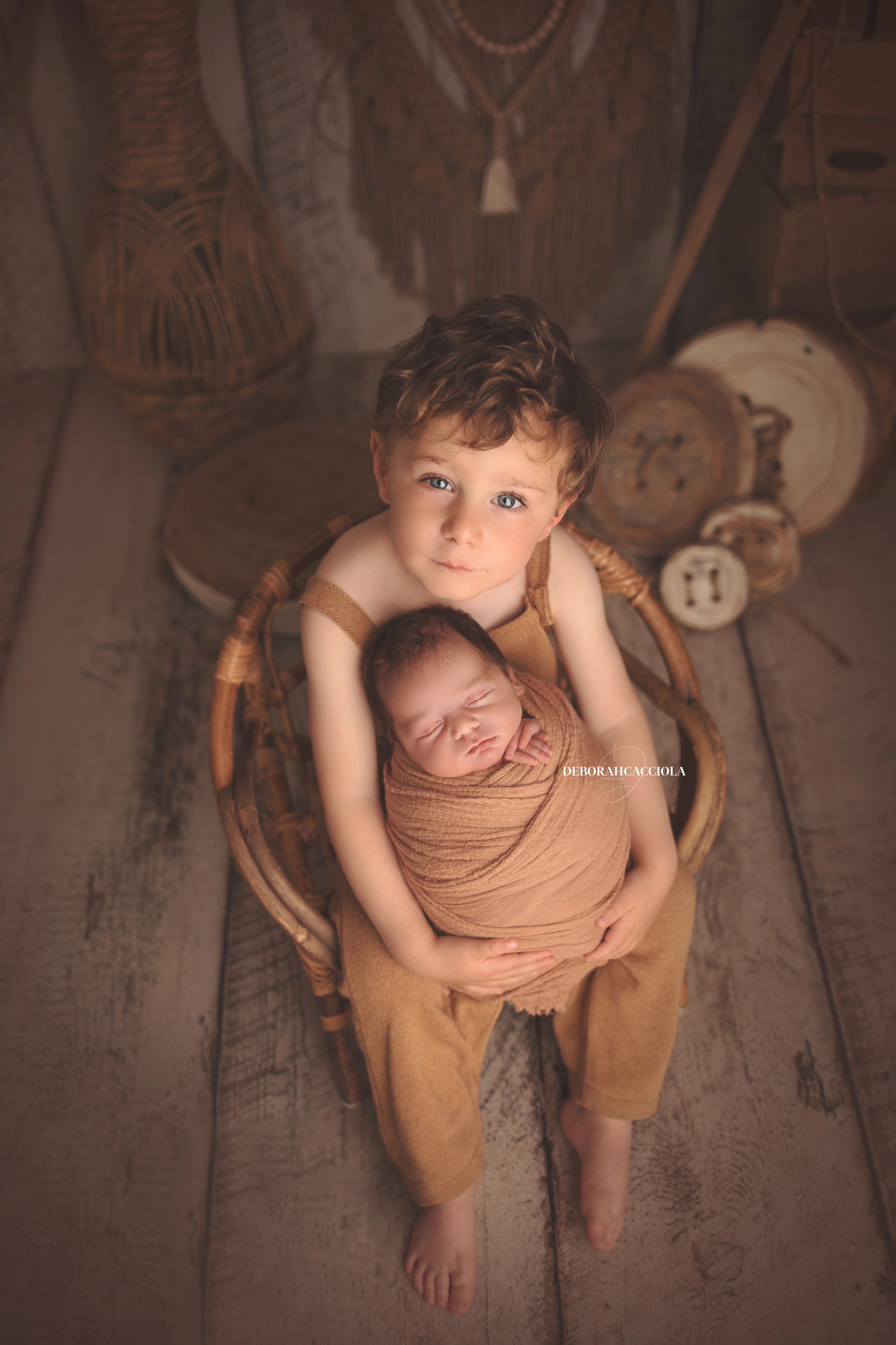 Séance bébé en studio à Orléans : portrait délicat de bébé, composition resserrée élégante, palette claire