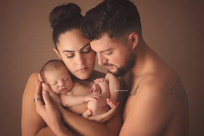 Portrait nouveau-né Orléans : nouveau-né en studio, scène panoramique douce, couleurs douces