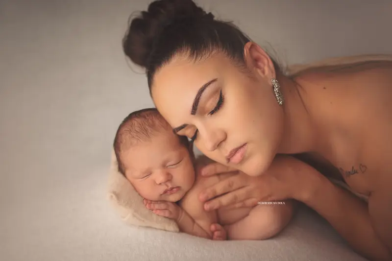 Portrait nouveau-né Orléans : portrait délicat de bébé, cadrage horizontal équilibré, couleurs douces