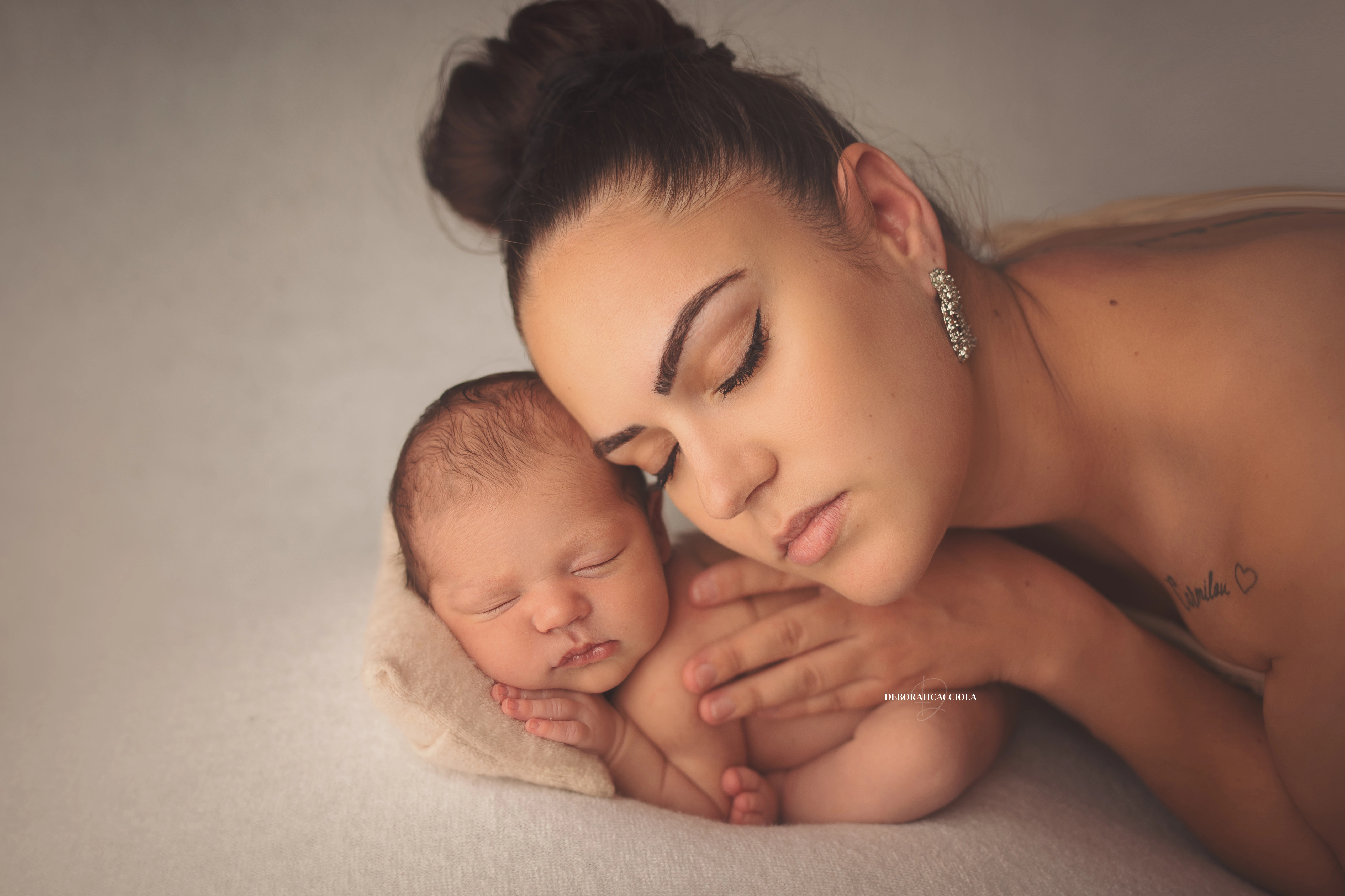 Portrait nouveau-né Orléans : portrait délicat de bébé, cadrage horizontal équilibré, couleurs douces