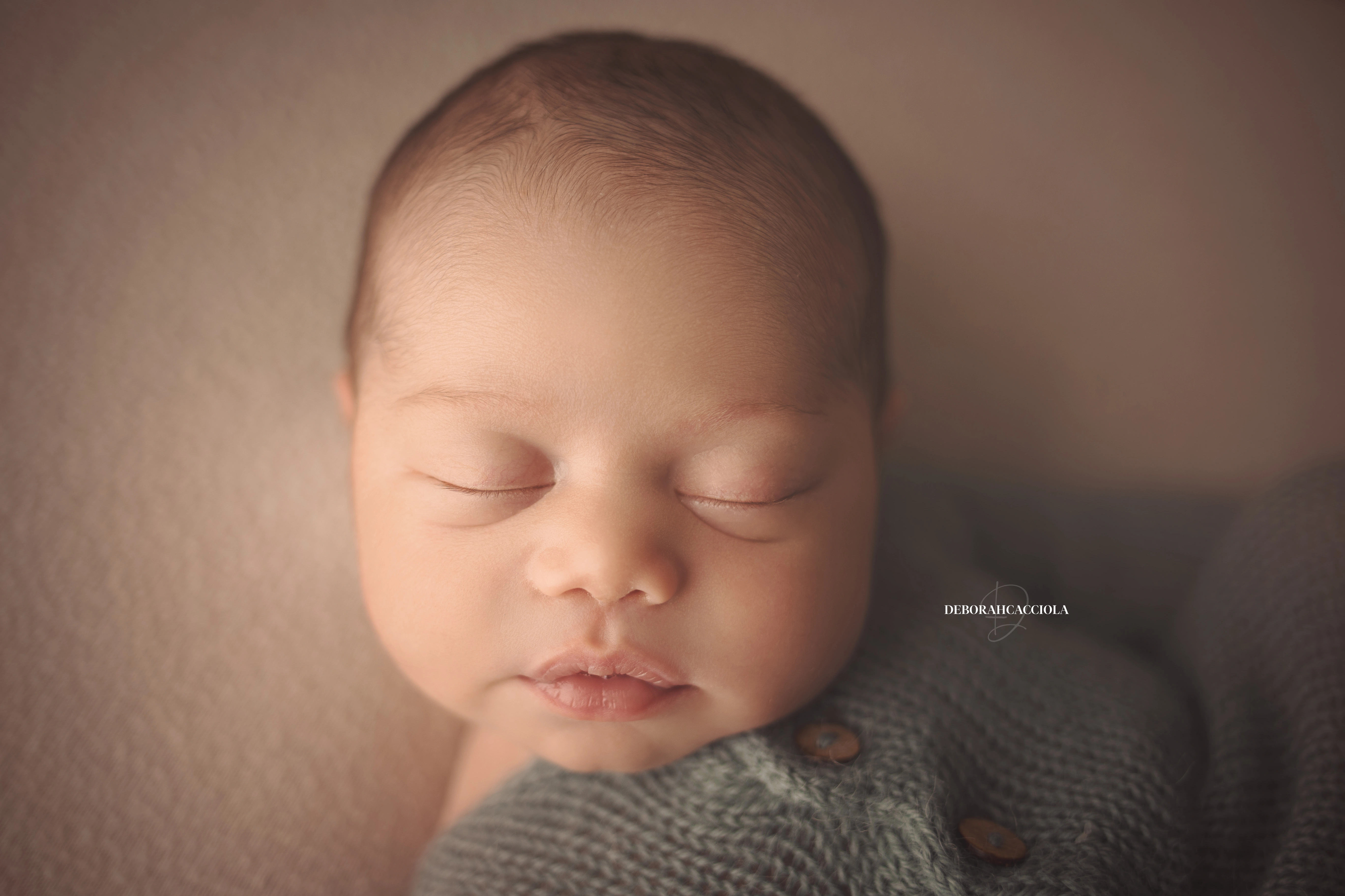 Portrait nouveau-né à Orléans : instant tendre avec bébé, plan large harmonieux, couleurs équilibrées