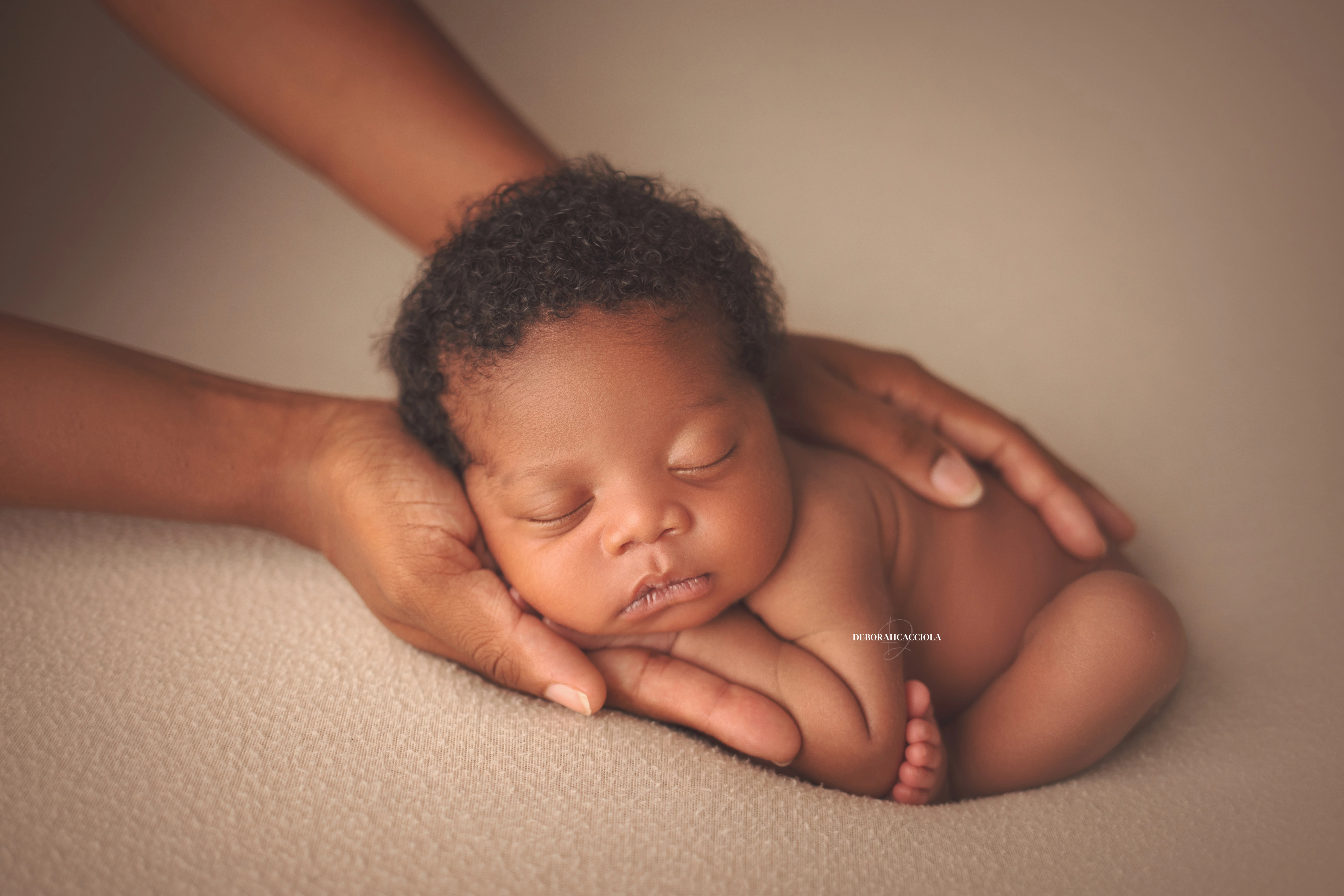 Portrait nouveau-né Orléans : nouveau-né en studio, scène panoramique douce, couleurs douces