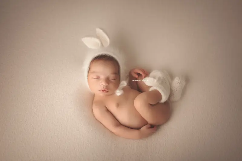 Séance bébé à Orléans - bébé dans ses premiers jours, composition large et naturelle, couleurs équilibrées