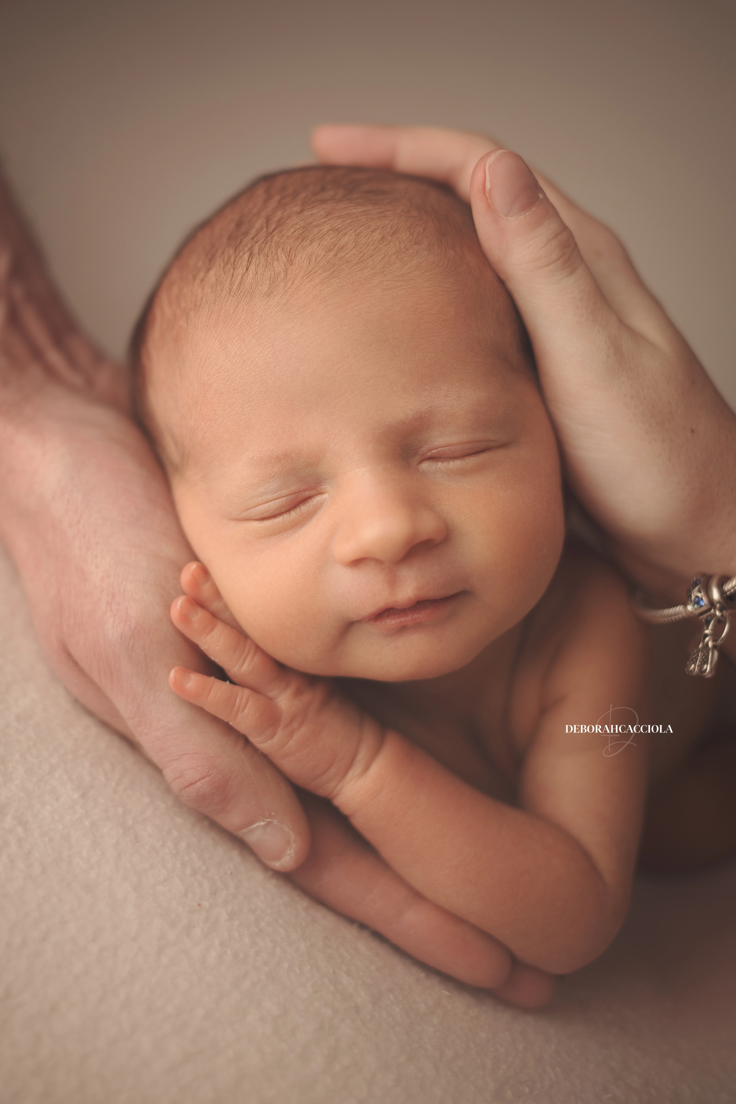 Portrait nouveau-né Orléans : portrait délicat de bébé, composition resserrée élégante, couleurs douces