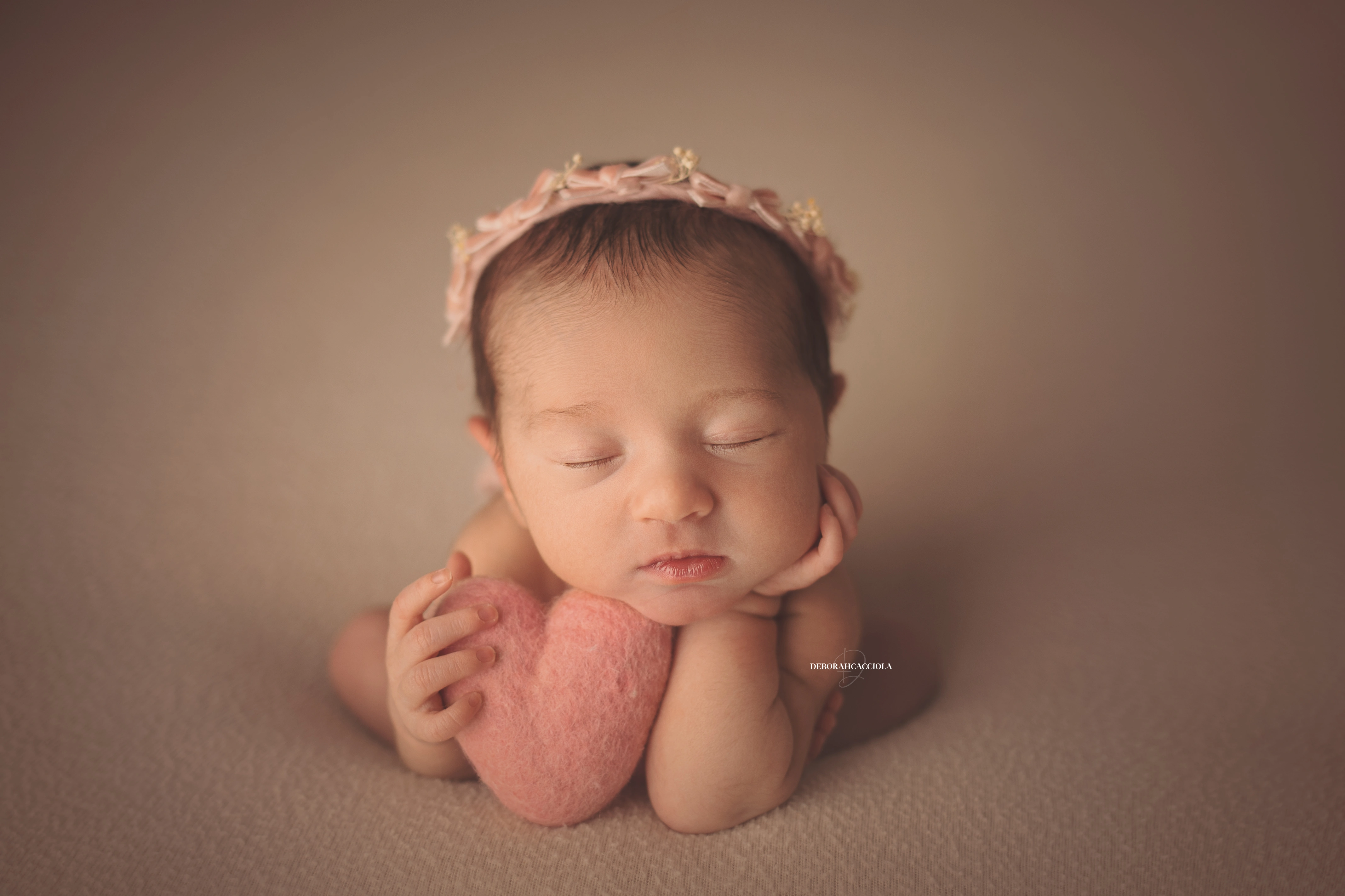 Portrait nouveau-né à Orléans : instant tendre avec bébé, plan large harmonieux, rendu naturel