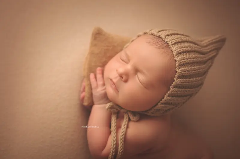 Photo nouveau-né à Orléans, instant tendre avec bébé, plan large harmonieux, tonalités naturelles
