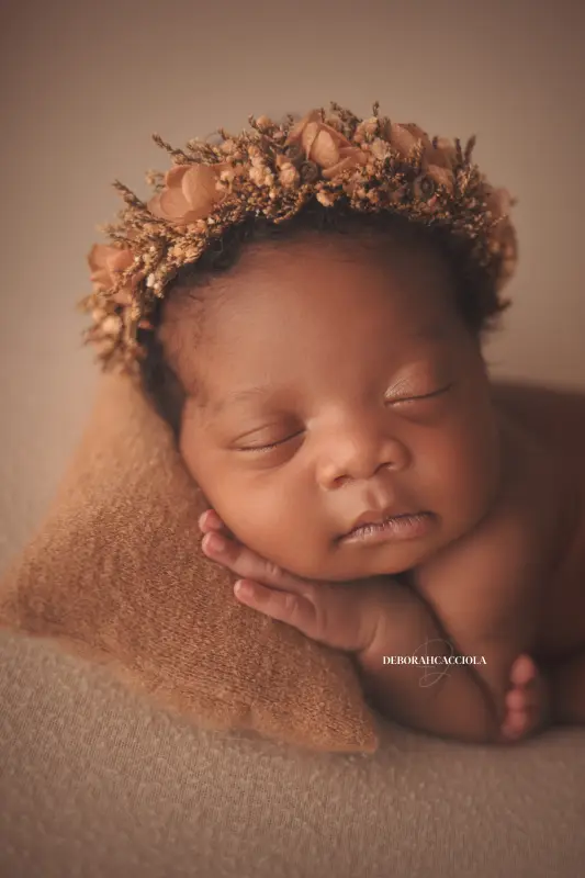 Portrait nouveau-né à Orléans : instant tendre avec bébé, portrait vertical soigné, palette claire