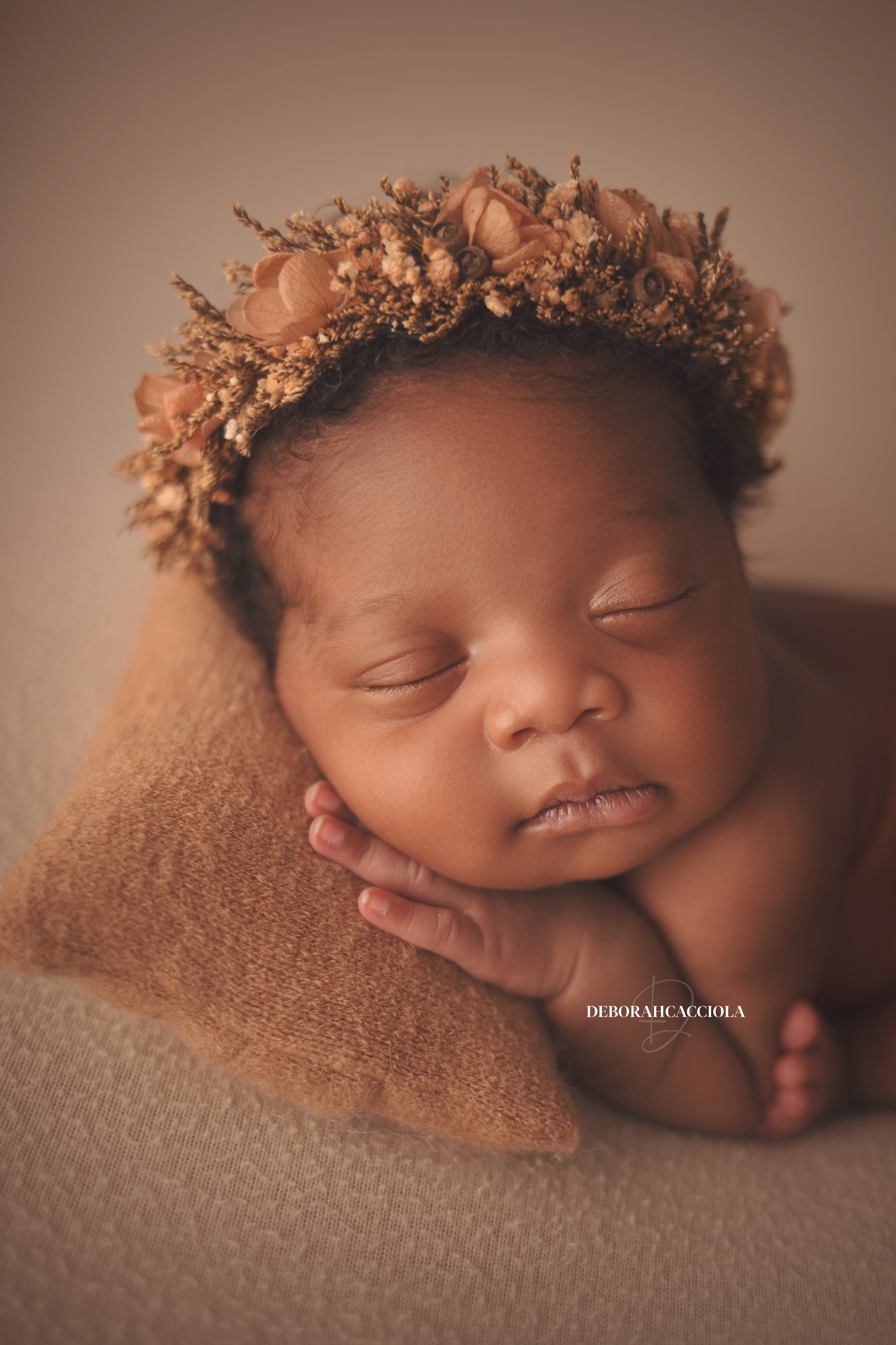 Portrait nouveau-né à Orléans : instant tendre avec bébé, portrait vertical soigné, palette claire