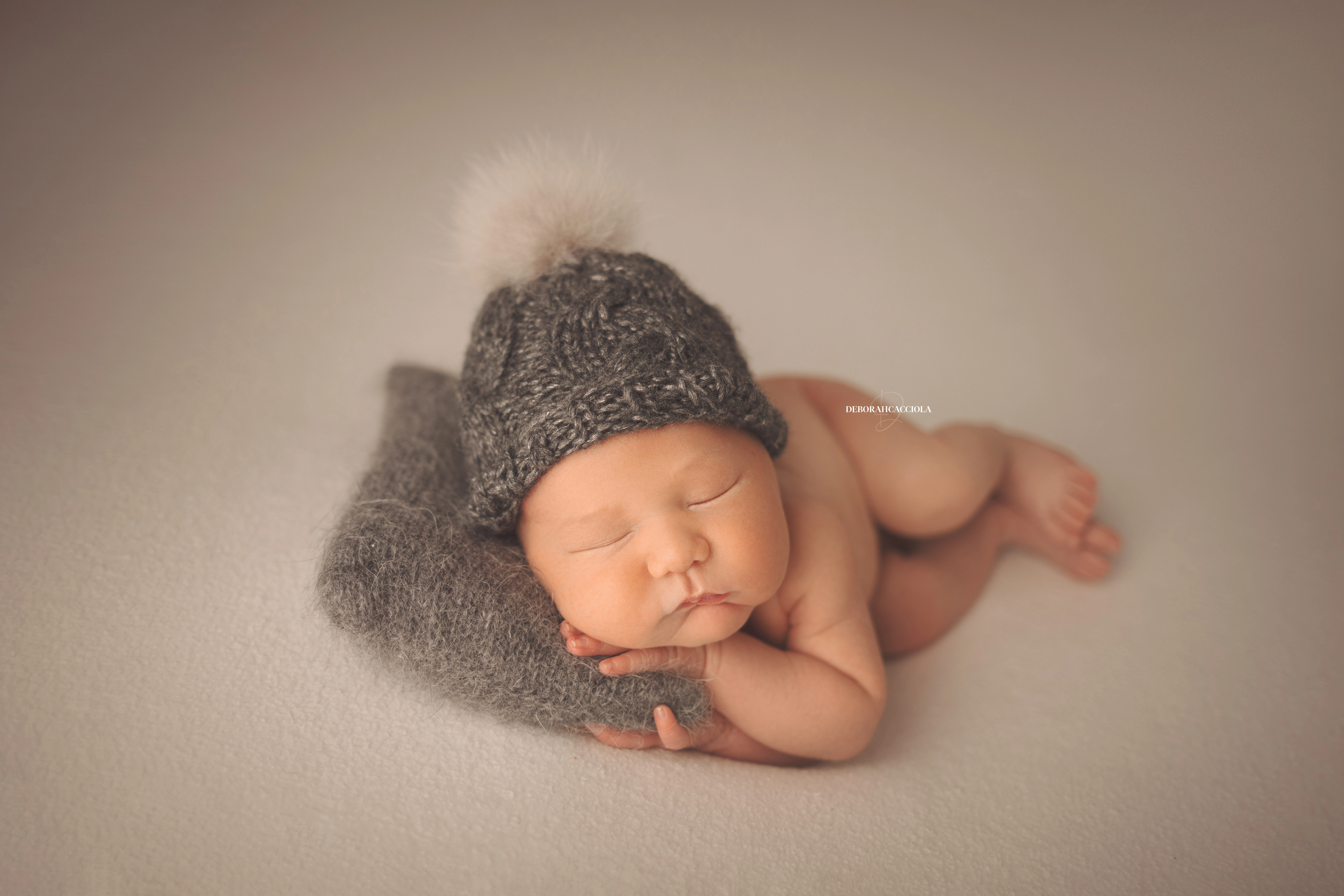 Photo nouveau-né studio Orléans : nouveau-né en studio, scène panoramique douce, couleurs équilibrées