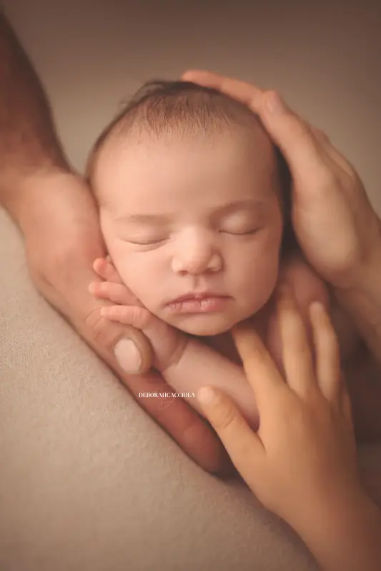 Photo nouveau-né studio Orléans : portrait délicat de bébé, composition resserrée élégante, couleurs douces