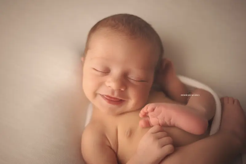 Séance bébé en studio à Orléans : portrait délicat de bébé, cadrage horizontal équilibré, palette claire