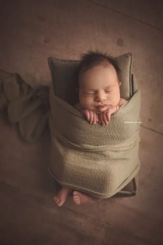 Portrait nouveau-né Orléans : nouveau-né en studio, cadrage vertical doux, rendu naturel