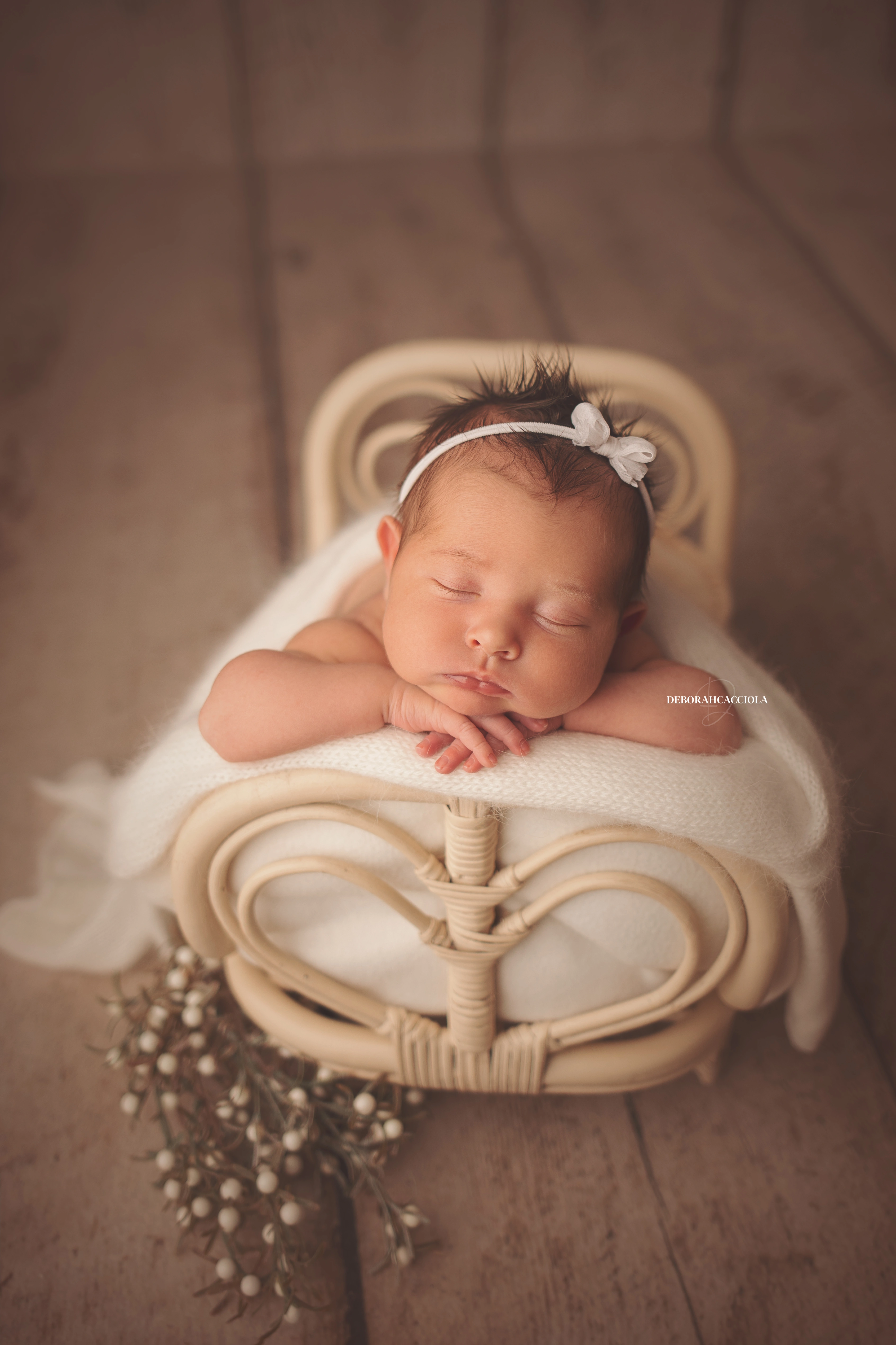 Séance bébé à Orléans - instant tendre avec bébé, portrait vertical soigné, palette claire