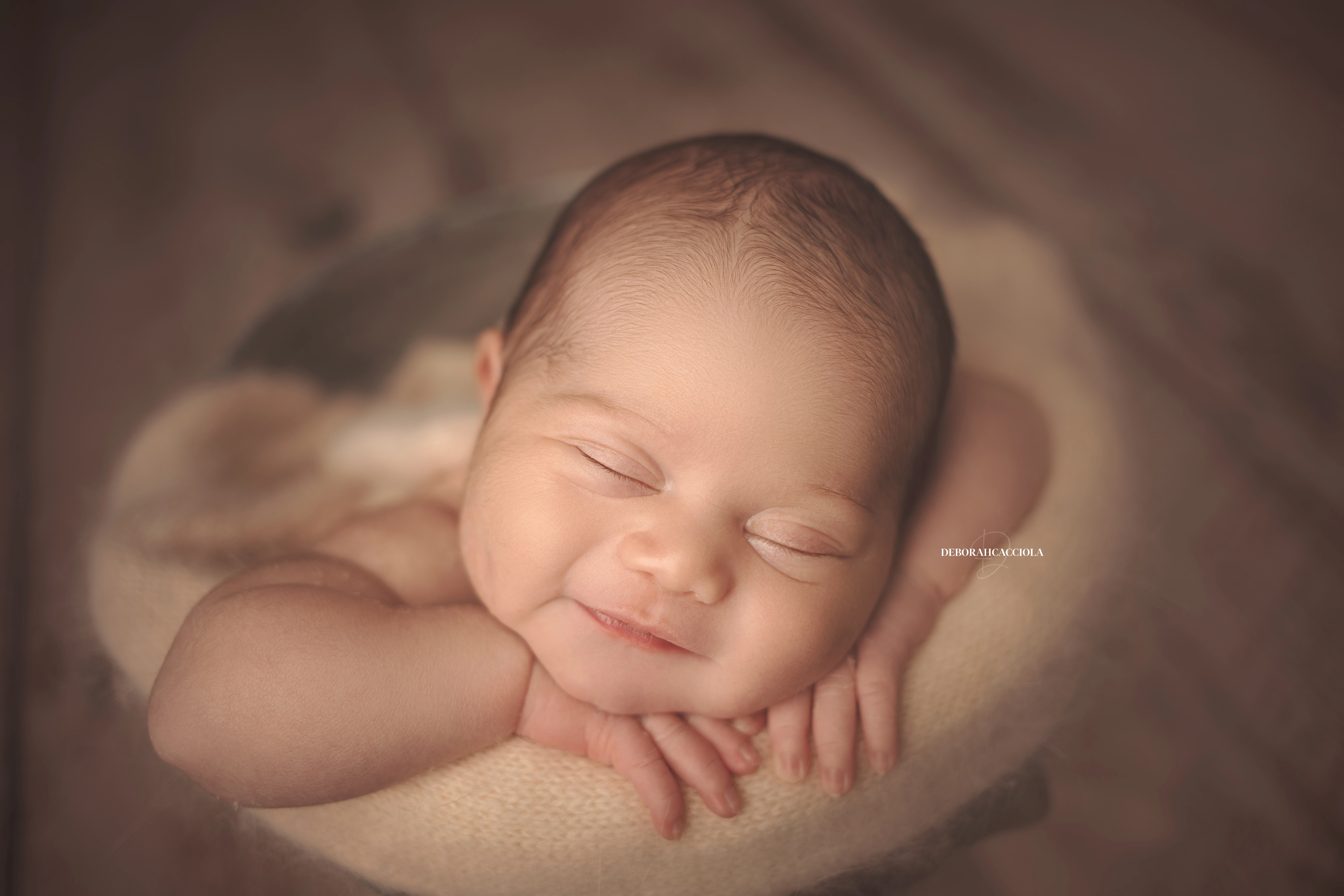 Photo nouveau-né à Orléans, bébé dans ses premiers jours, composition large et naturelle, rendu naturel