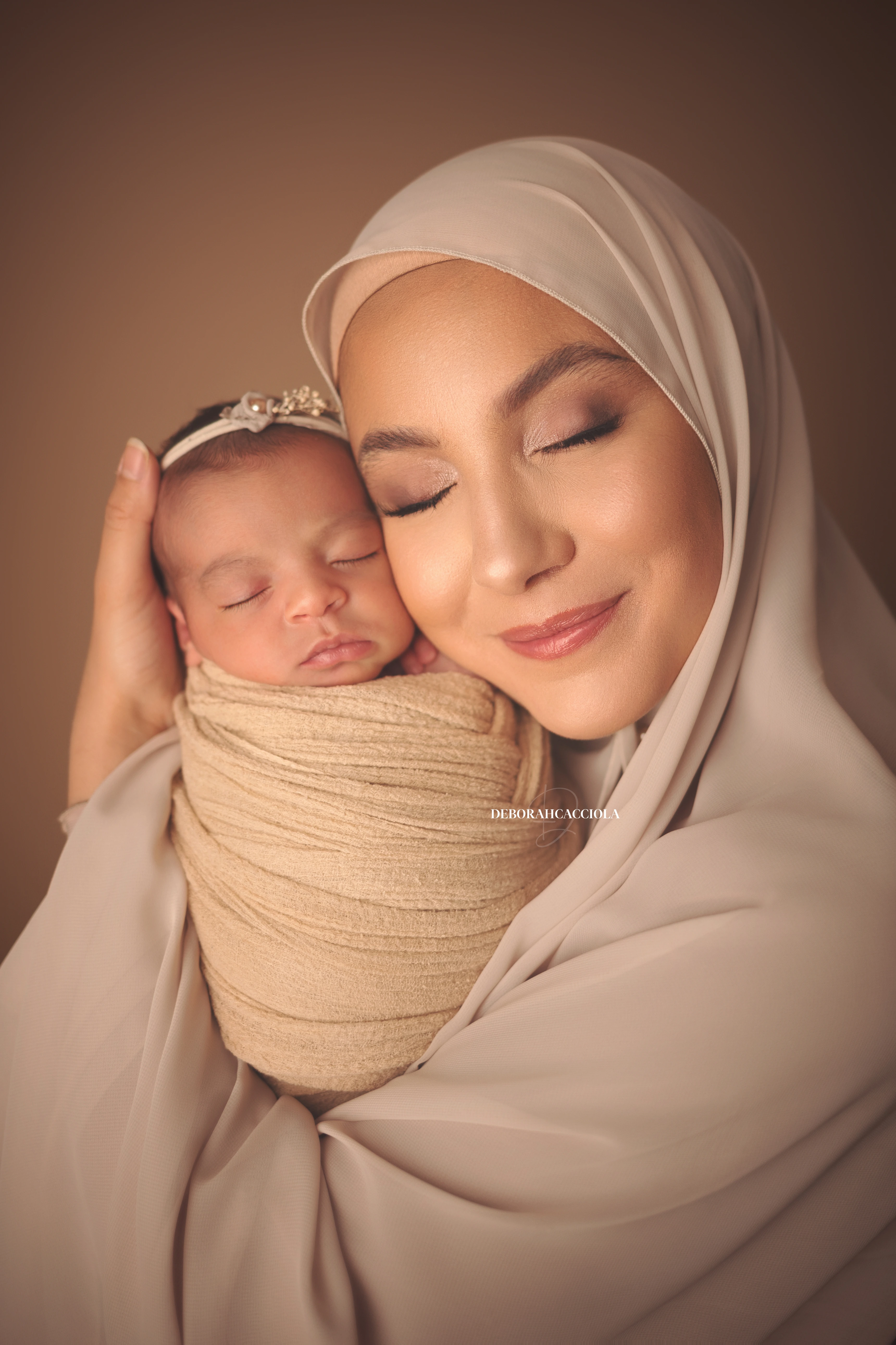 Photo nouveau-né à Orléans, bébé dans ses premiers jours, plan vertical naturel, palette claire