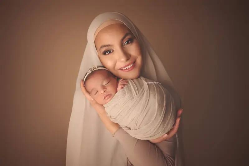 Séance bébé en studio à Orléans : nouveau-né en studio, scène panoramique douce, rendu naturel