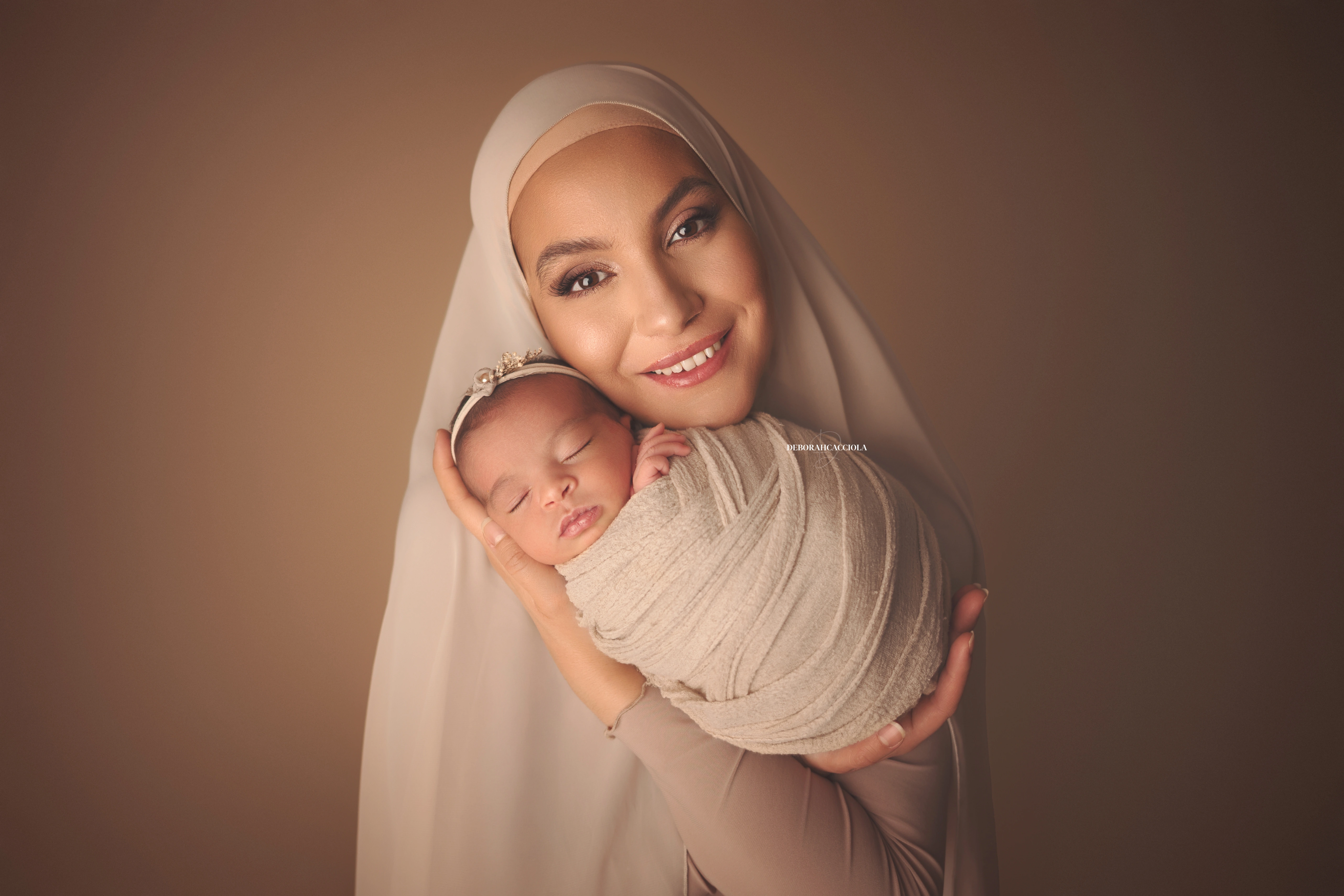 Séance bébé en studio à Orléans : nouveau-né en studio, scène panoramique douce, rendu naturel
