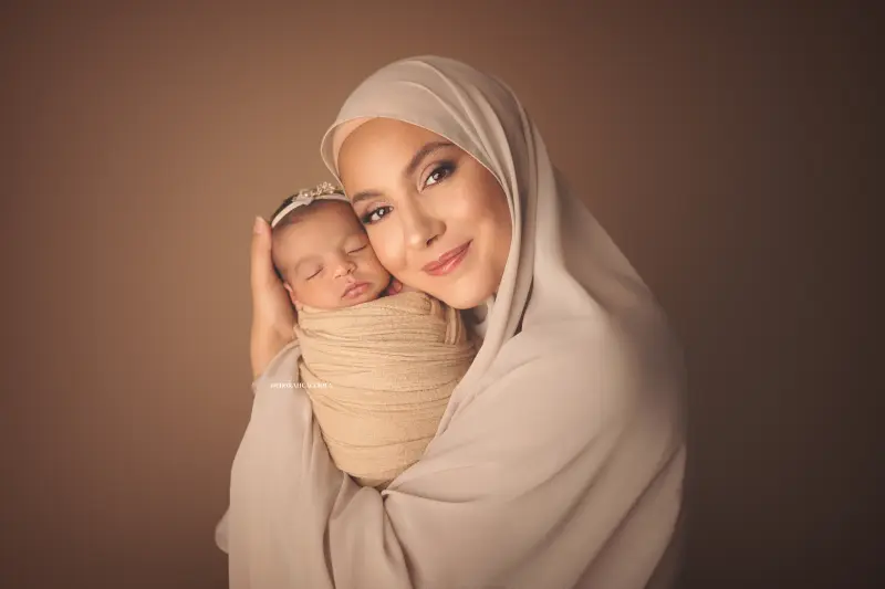 Portrait nouveau-né à Orléans : bébé dans ses premiers jours, composition large et naturelle, couleurs douces