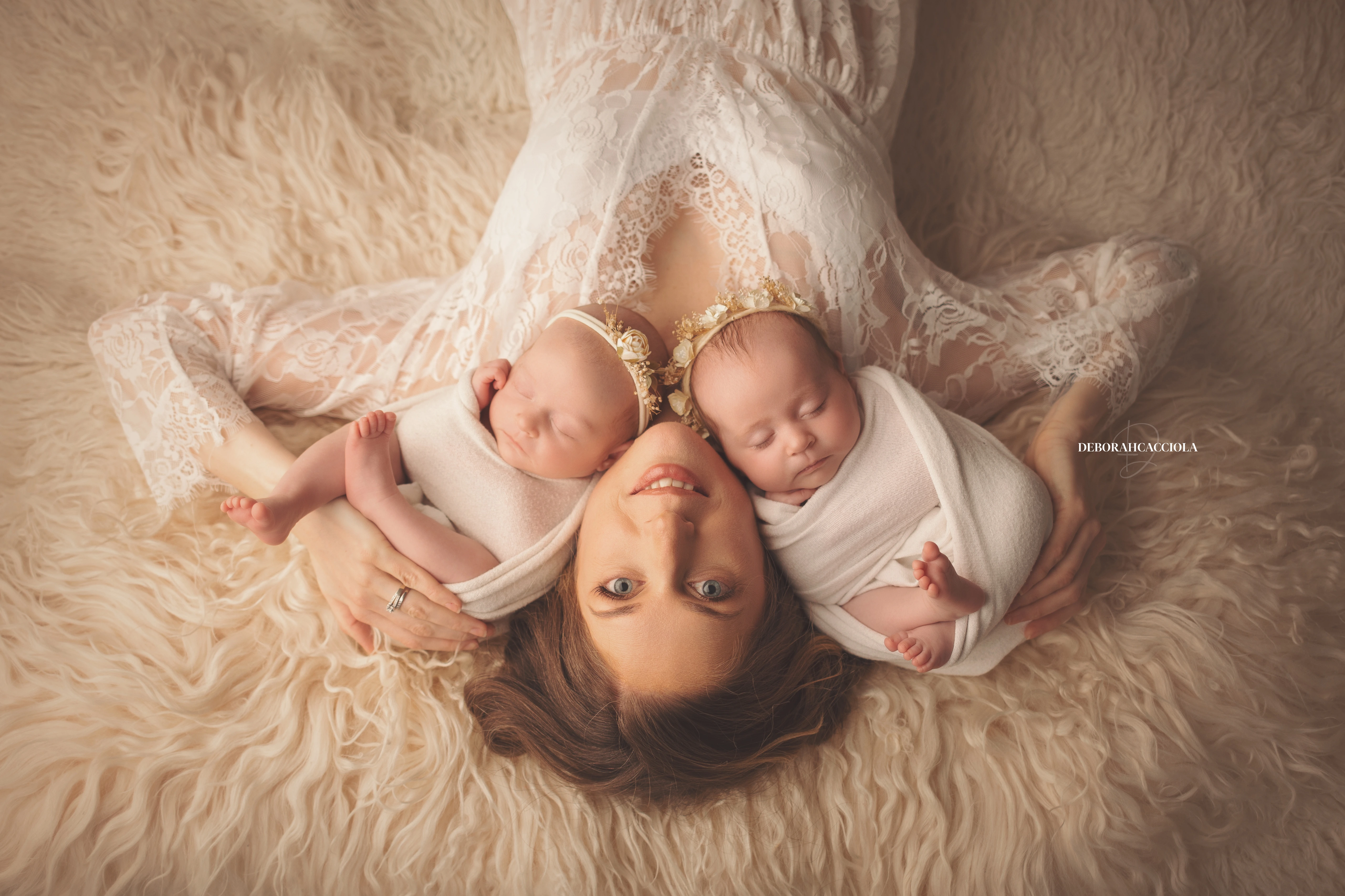 Portrait nouveau-né Orléans : portrait délicat de bébé, cadrage horizontal équilibré, rendu naturel