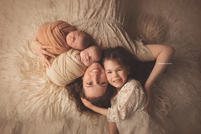 Photo nouveau-né à Orléans, instant tendre avec bébé, plan large harmonieux, couleurs douces
