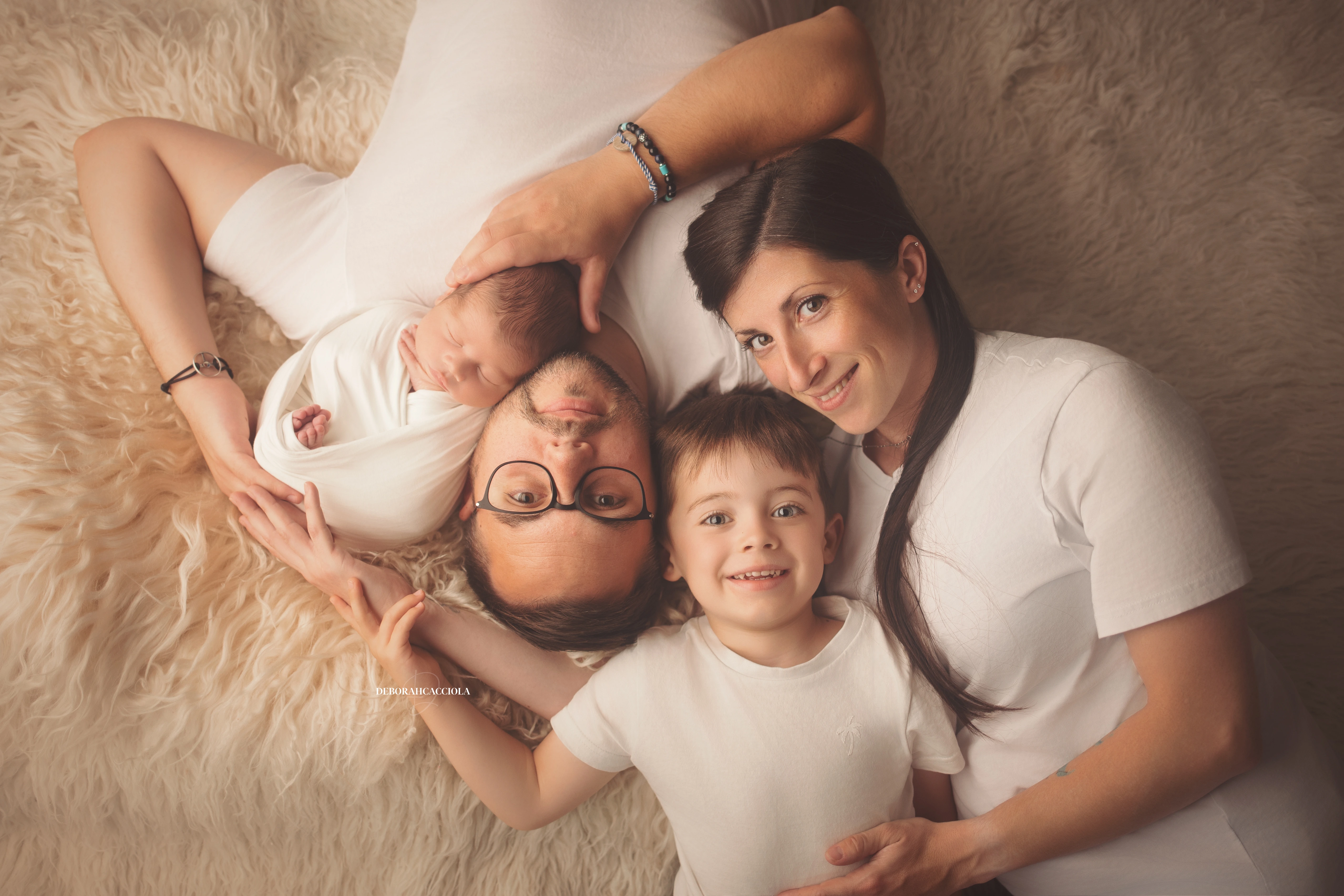 Photo nouveau-né studio Orléans : nouveau-né en studio, scène panoramique douce, palette claire
