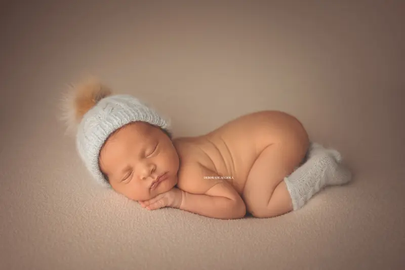 Portrait nouveau-né à Orléans : bébé dans ses premiers jours, composition large et naturelle, rendu naturel
