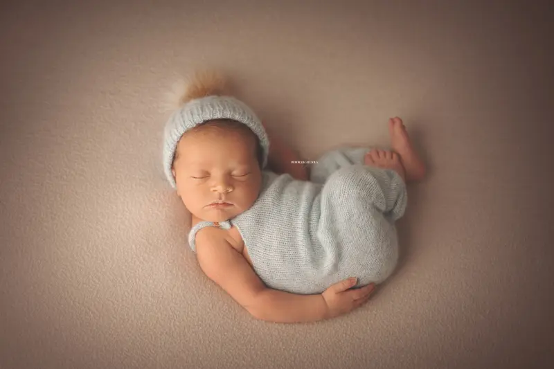 Séance bébé à Orléans - bébé dans ses premiers jours, composition large et naturelle, tonalités naturelles