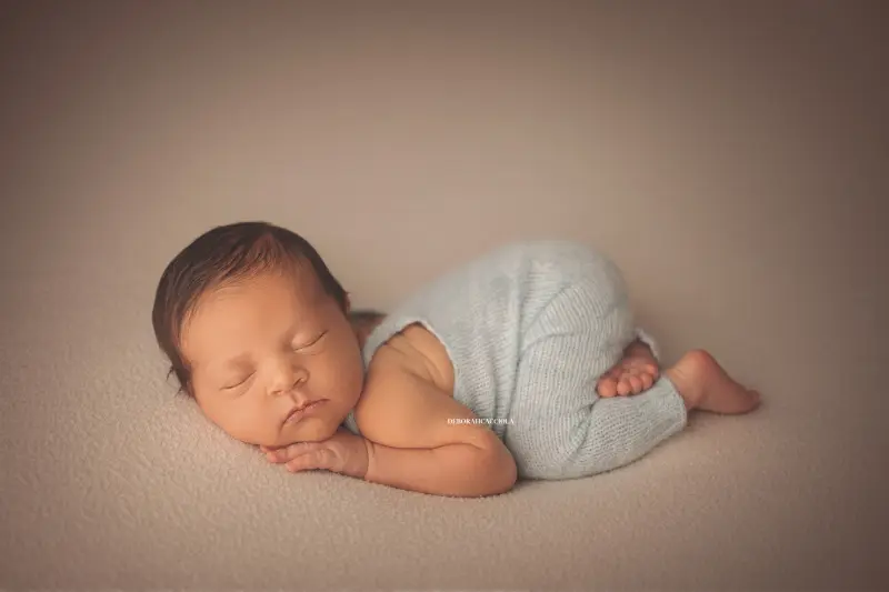 Photo nouveau-né studio Orléans : nouveau-né en studio, scène panoramique douce, rendu naturel