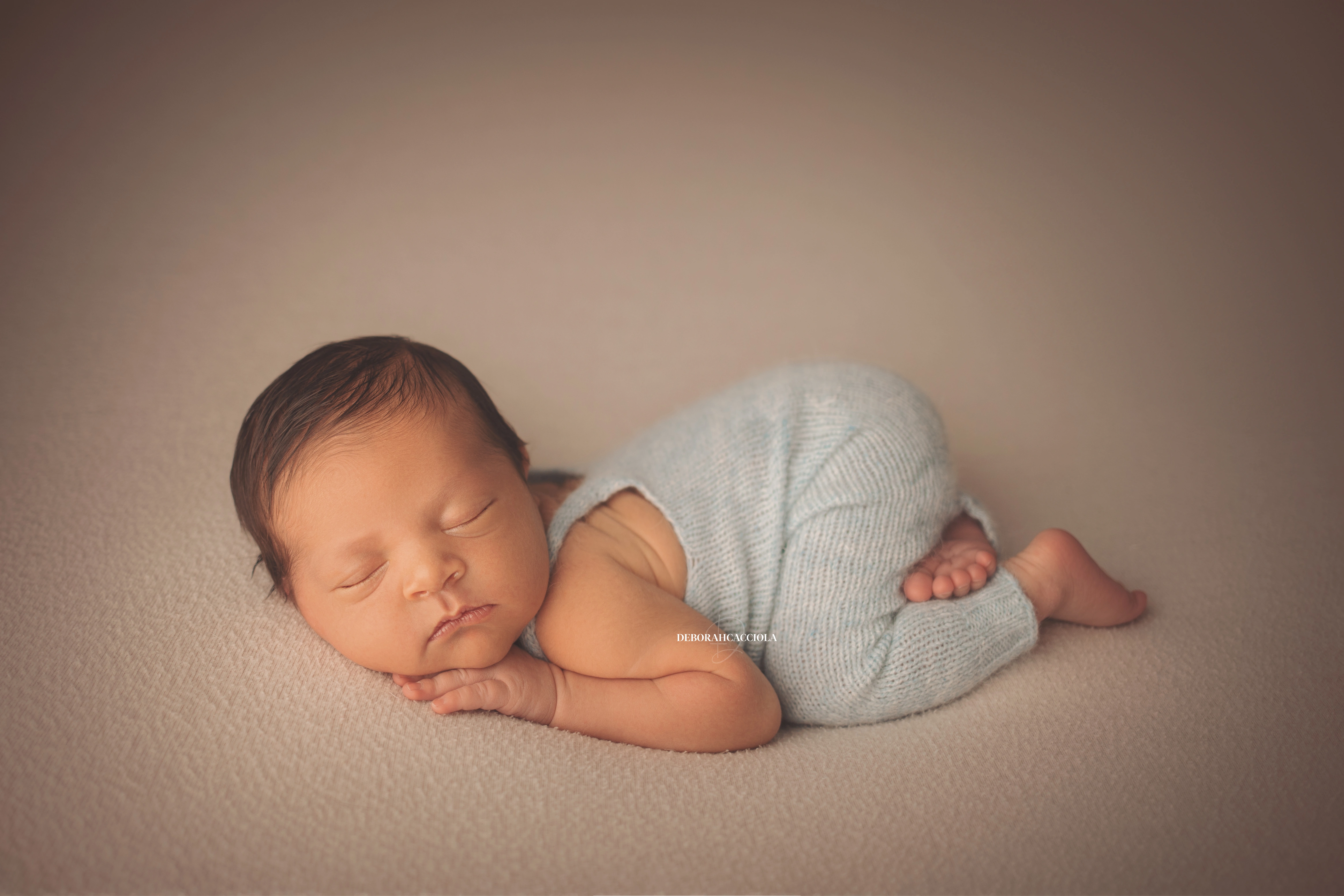 Photo nouveau-né studio Orléans : nouveau-né en studio, scène panoramique douce, rendu naturel