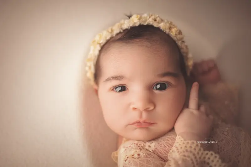 Photo nouveau-né à Orléans, instant tendre avec bébé, plan large harmonieux, couleurs équilibrées