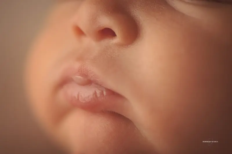 Portrait nouveau-né Orléans : portrait délicat de bébé, cadrage horizontal équilibré, couleurs équilibrées