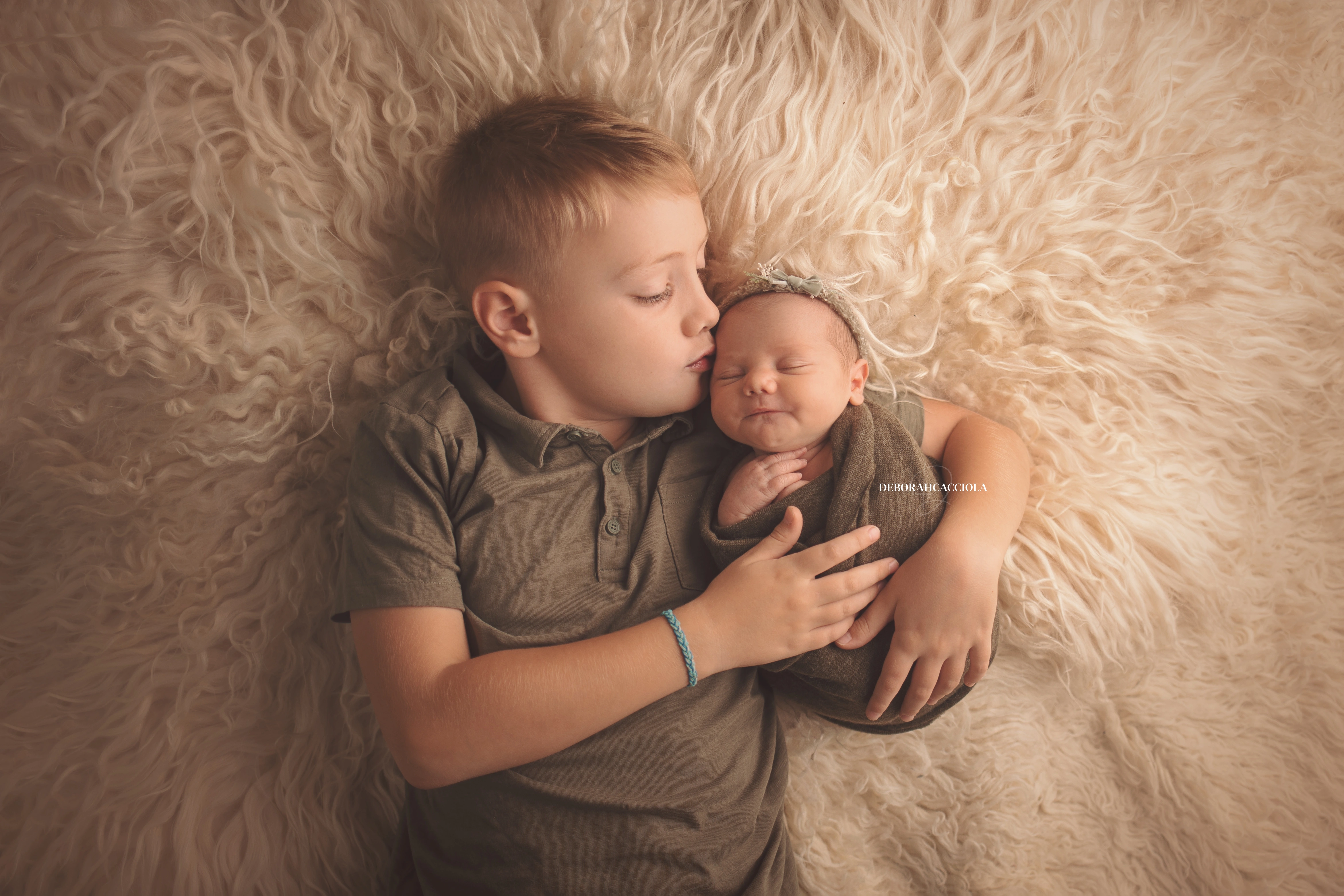 Photo nouveau-né à Orléans, instant tendre avec bébé, plan large harmonieux, tonalités naturelles