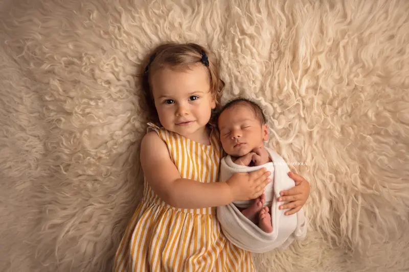Photo nouveau-né studio Orléans : nouveau-né en studio, scène panoramique douce, couleurs douces