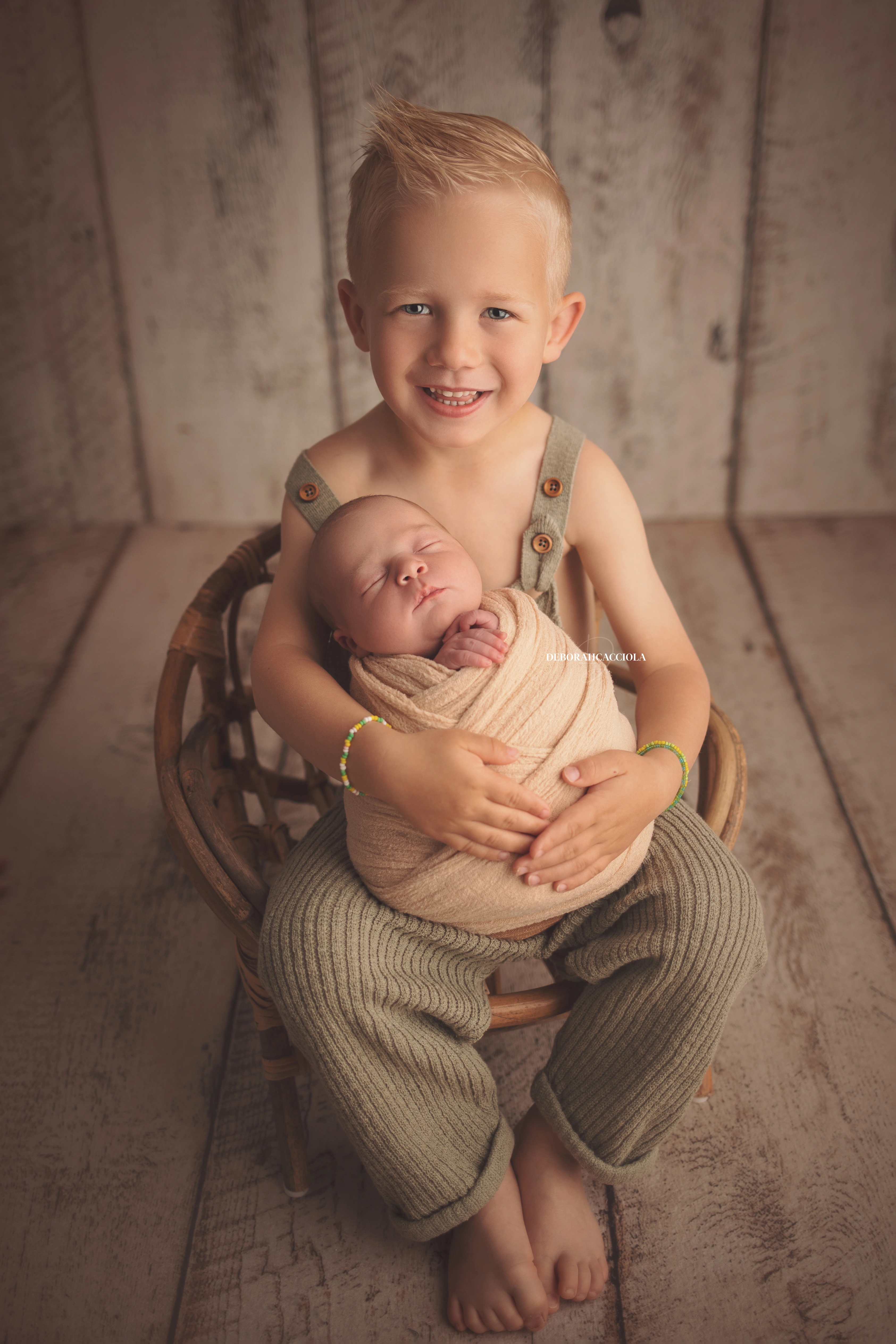 Portrait nouveau-né à Orléans : instant tendre avec bébé, portrait vertical soigné, palette claire