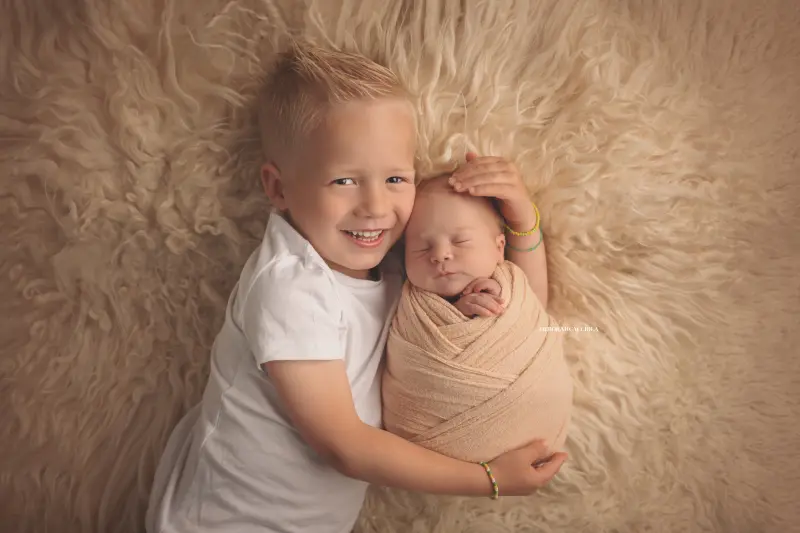 Photo nouveau-né à Orléans, instant tendre avec bébé, plan large harmonieux, couleurs douces