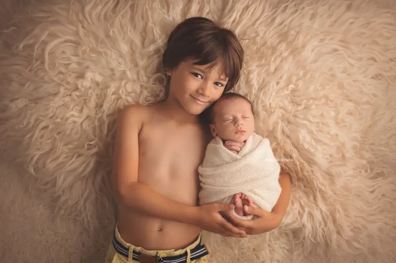 Portrait nouveau-né Orléans : portrait délicat de bébé, cadrage horizontal équilibré, couleurs équilibrées