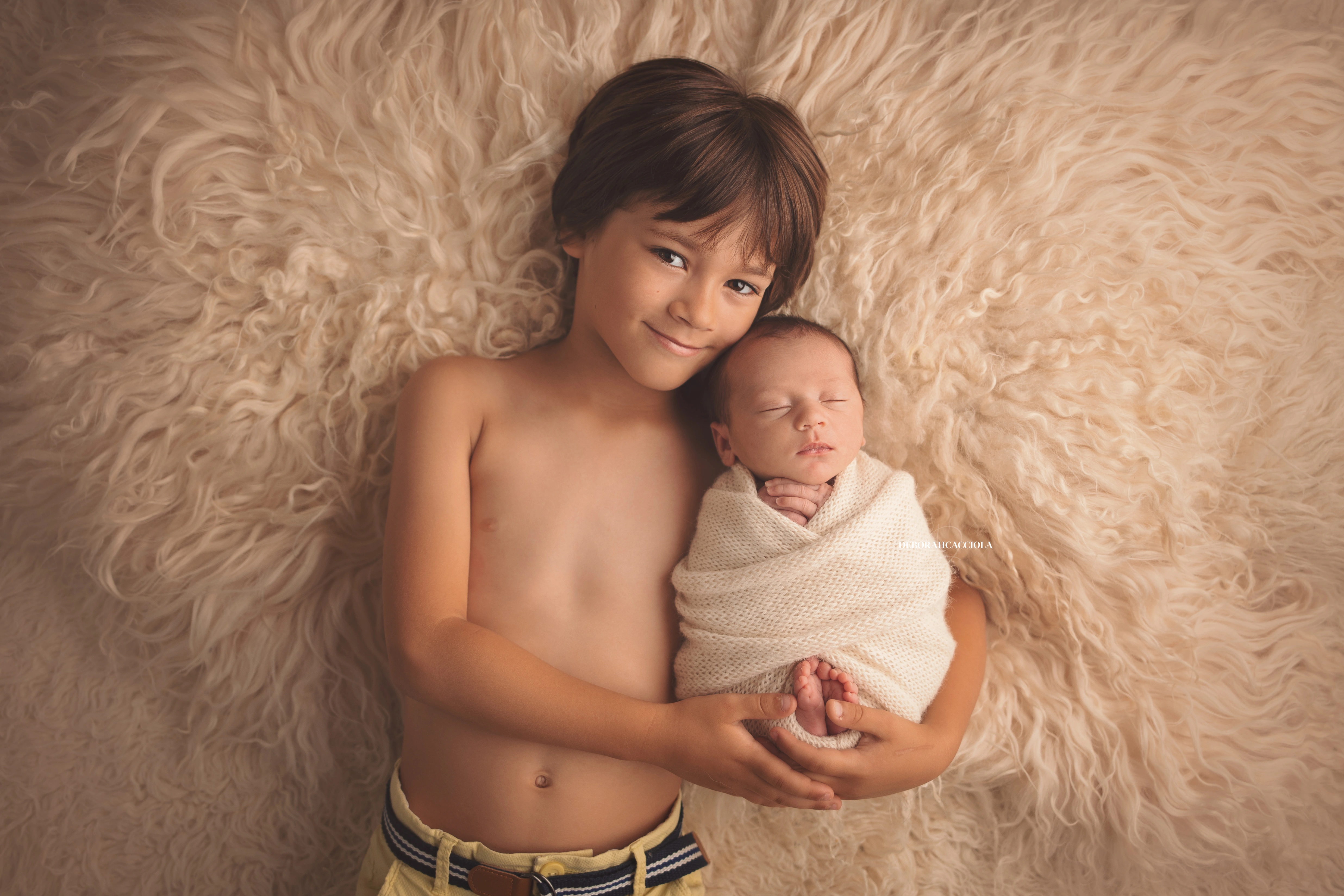 Portrait nouveau-né Orléans : portrait délicat de bébé, cadrage horizontal équilibré, couleurs équilibrées