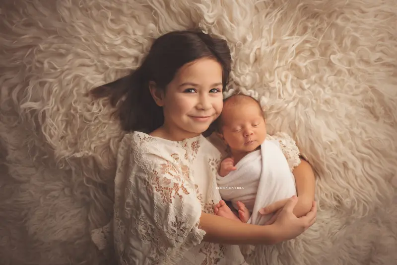 Portrait nouveau-né Orléans : portrait délicat de bébé, cadrage horizontal équilibré, couleurs équilibrées