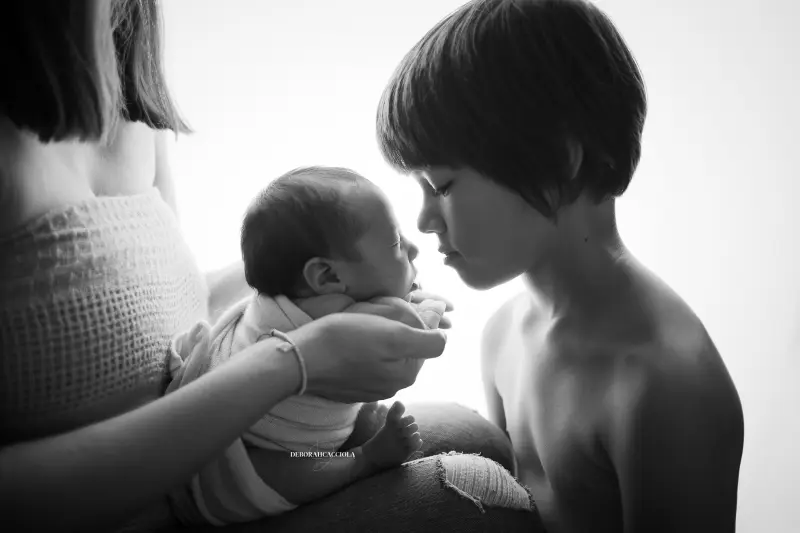 Portrait nouveau-né Orléans : portrait délicat de bébé, cadrage horizontal équilibré, rendu monochrome