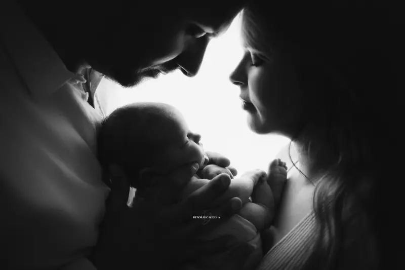 Séance bébé en studio à Orléans : portrait délicat de bébé, cadrage horizontal équilibré, rendu monochrome