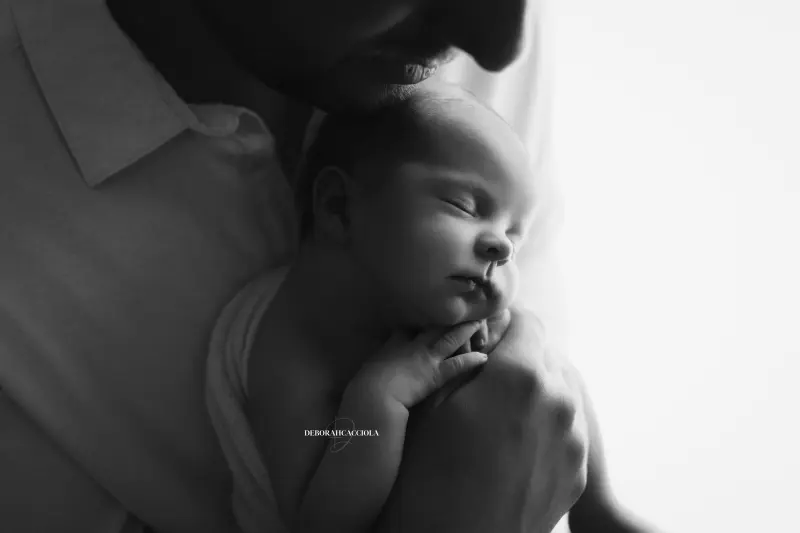 Photo nouveau-né à Orléans, bébé dans ses premiers jours, composition large et naturelle, style noir et blanc