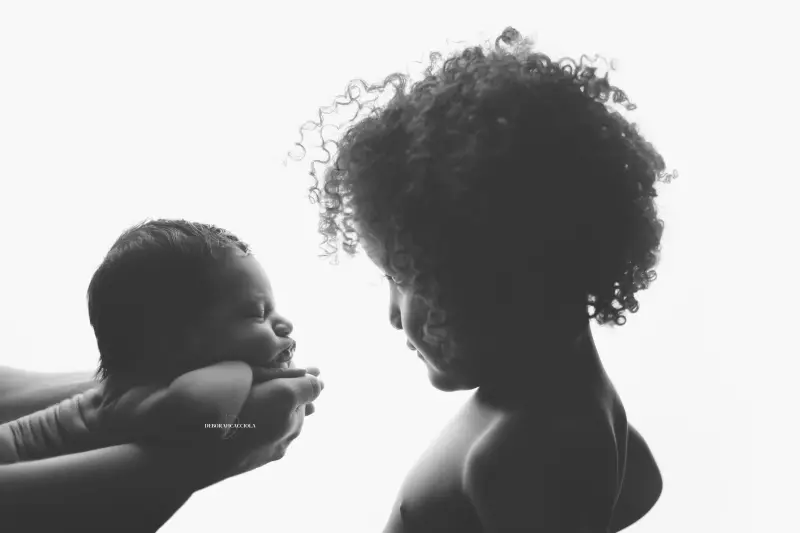 Portrait nouveau-né Orléans : portrait délicat de bébé, cadrage horizontal équilibré, rendu monochrome