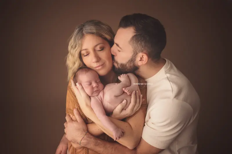 Séance bébé en studio à Orléans : portrait délicat de bébé, cadrage horizontal équilibré, couleurs équilibrées