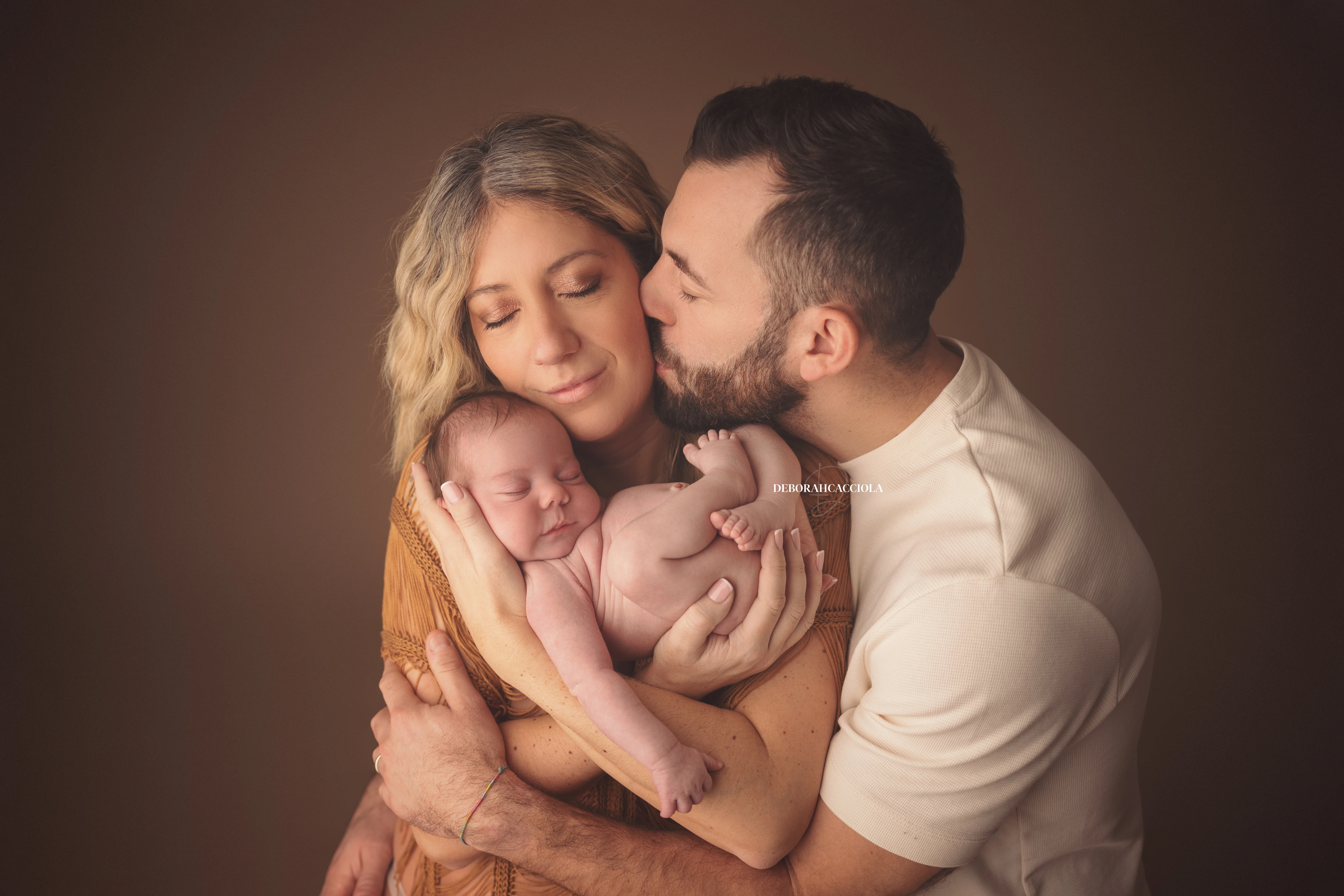 Séance bébé en studio à Orléans : portrait délicat de bébé, cadrage horizontal équilibré, couleurs équilibrées